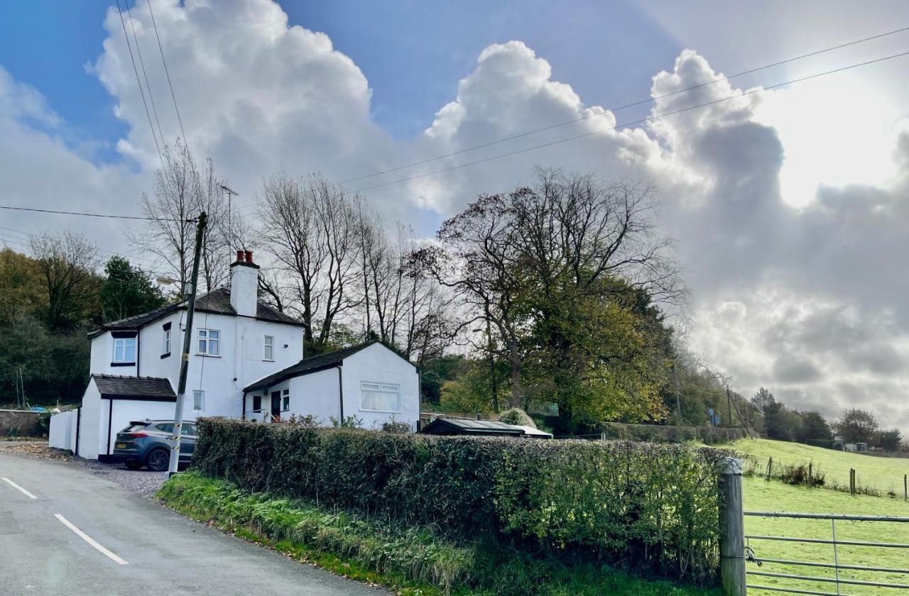 Tollgate House - Luxury Cozy Cottage - Huge Hot Tub - Alton Towers Cheadle  Exterior photo