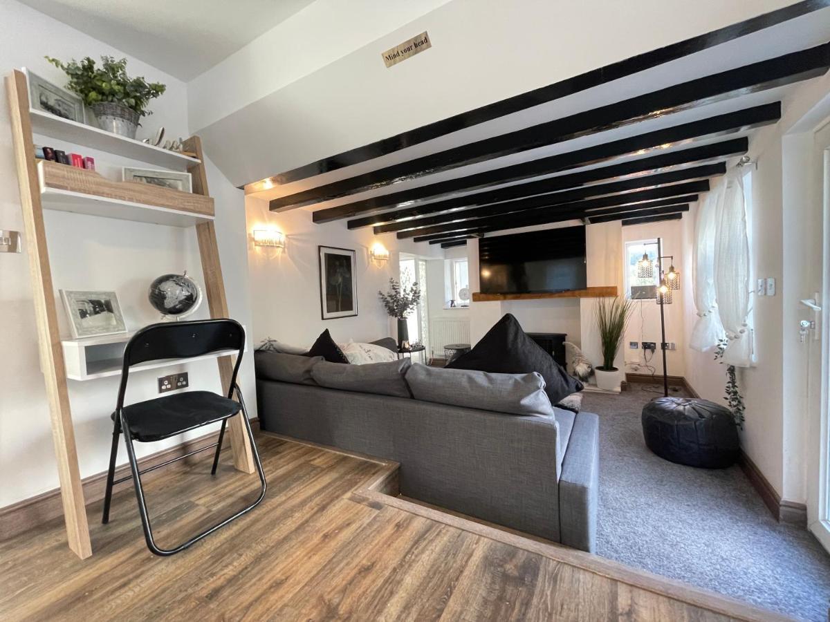 Tollgate House - Luxury Cozy Cottage - Huge Hot Tub - Alton Towers Cheadle  Exterior photo